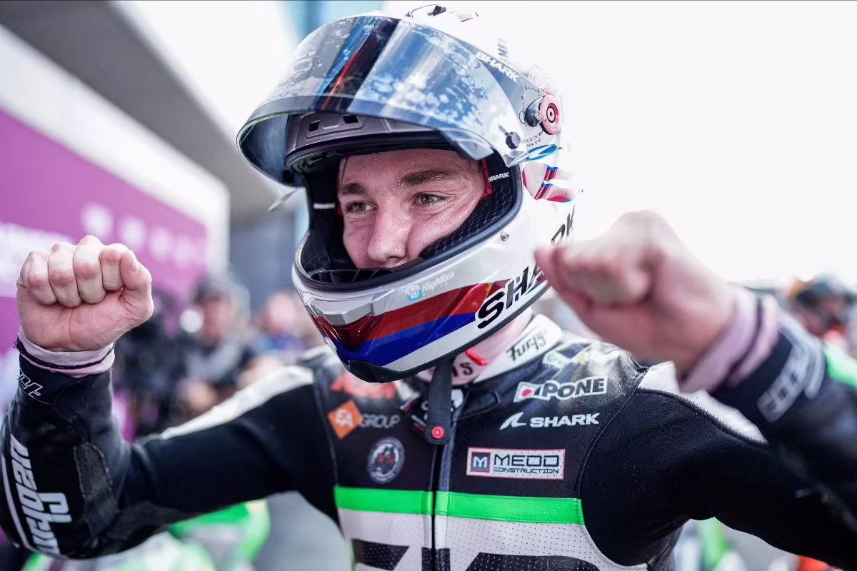 Скотт Огден празднует исторический поул Moto3 в Сильверстоуне