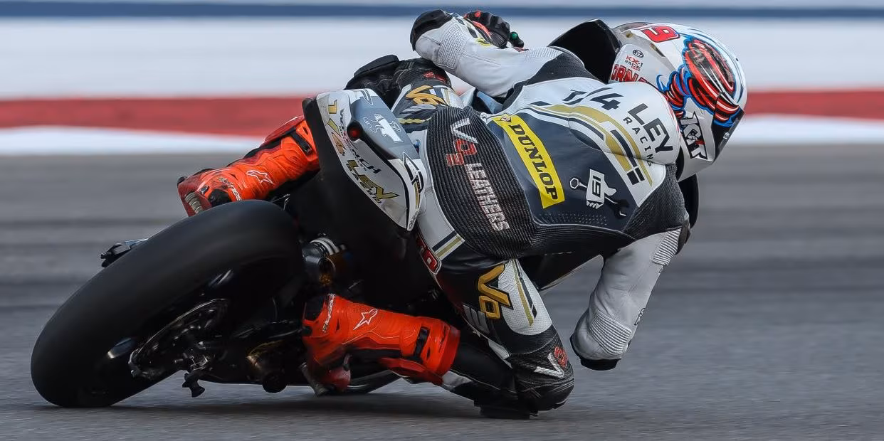 Гонщик MotoAmerica Talent Cup на трассе в Нью-Джерси