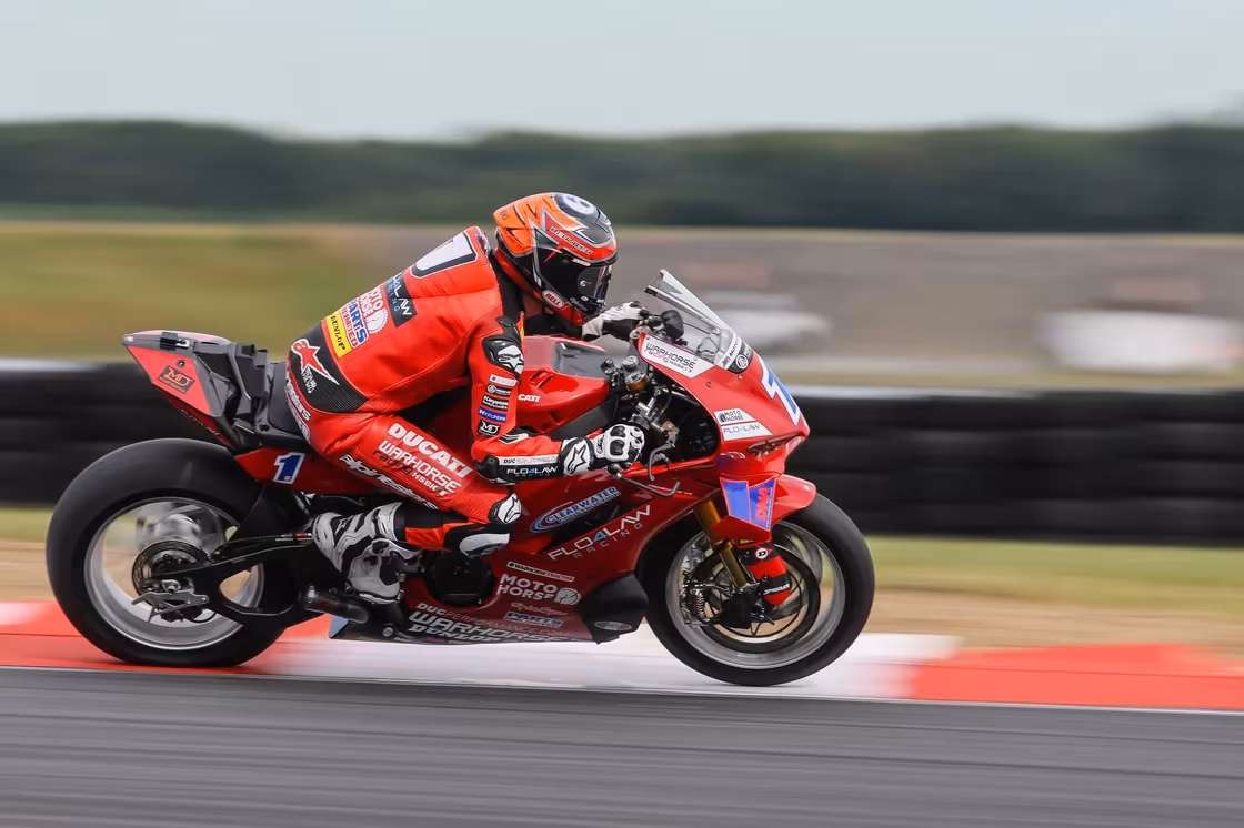 Камерон Бобье на мотоцикле Superbike во время хронометрируемой практики MotoAmerica в Нью-Джерси