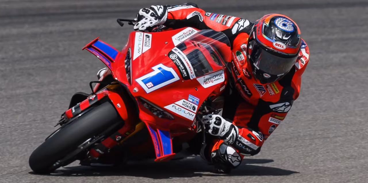 Кэмерон Бобье на мотоцикле Superbike во время хронометрируемой тренировки MotoAmerica в Нью-Джерси