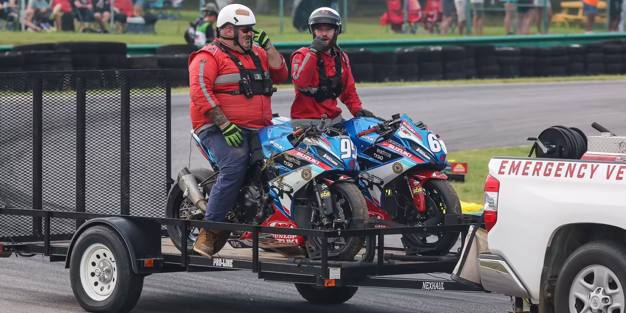 Гонщик M4 ECSTAR Suzuki на GSX-8R входит в поворот трассы VIR