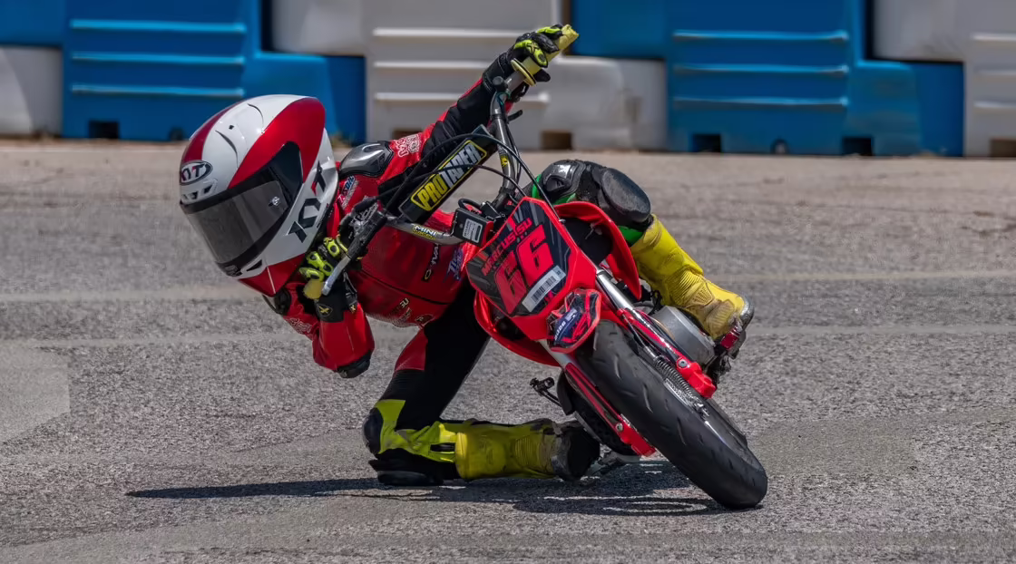 Юный гонщик Брон Мака́нга на Kawasaki KLX110RL перед стартом MotoAmerica Mini Cup