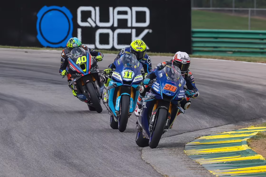 Бобби Фонг на Yamaha атакует Мэтью Шольца в субботней гонке Superbike на трассе VIRginia International Raceway