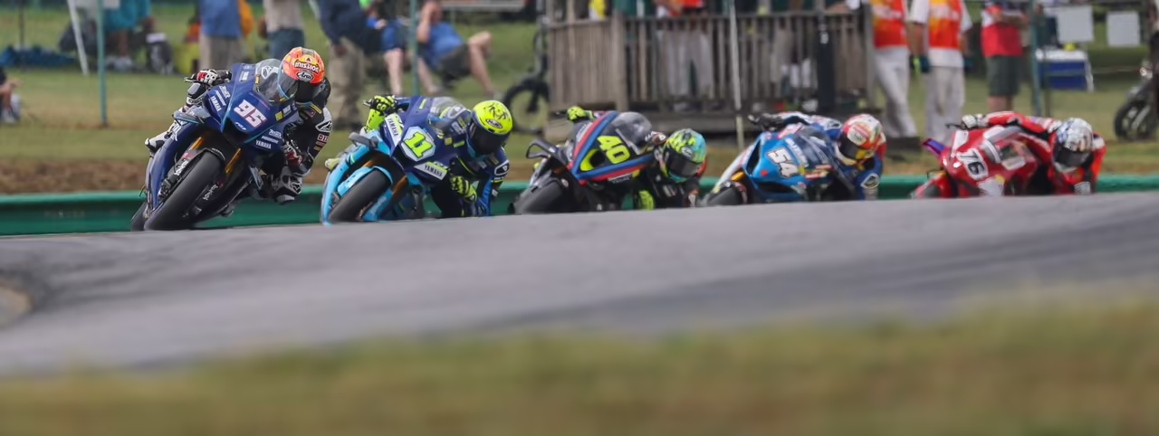 Бобби Фонг лидирует в гонке Superbike на этапе MotoAmerica в Вирджинии