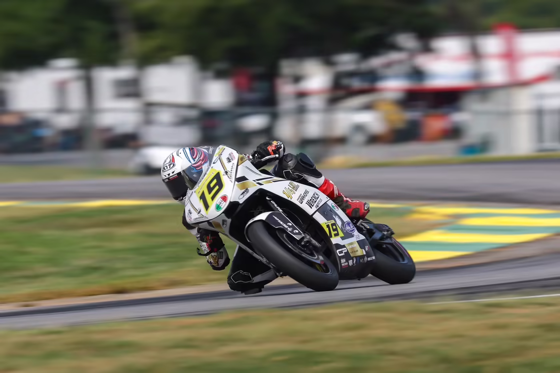 Мэтью Шольц на мотоцикле Strack Racing в квалификации MotoAmerica на трассе VIR
