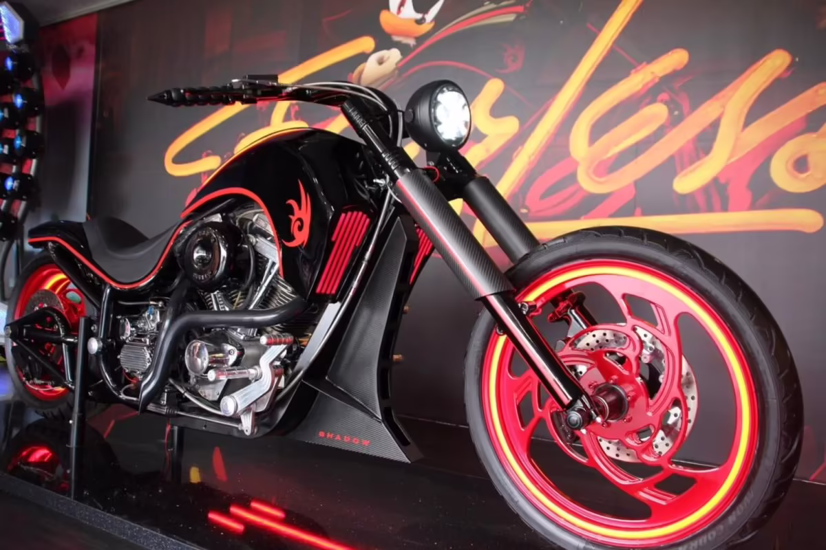 Мотоцикл Dark Rider в стилистике Шэдоу из вселенной Соника, построенный на шасси Bourget с двигателем S&S объёмом 1750 кубов