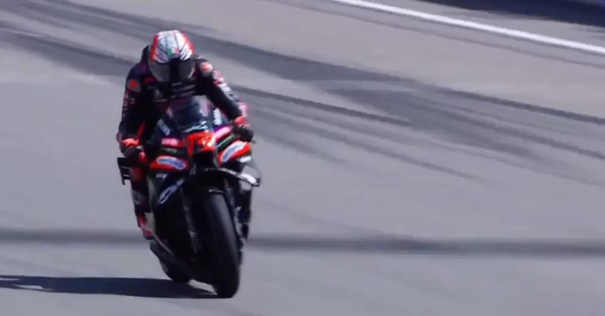 Марко Беззекки на Aprilia RS-GP в повороте автодрома Арагон