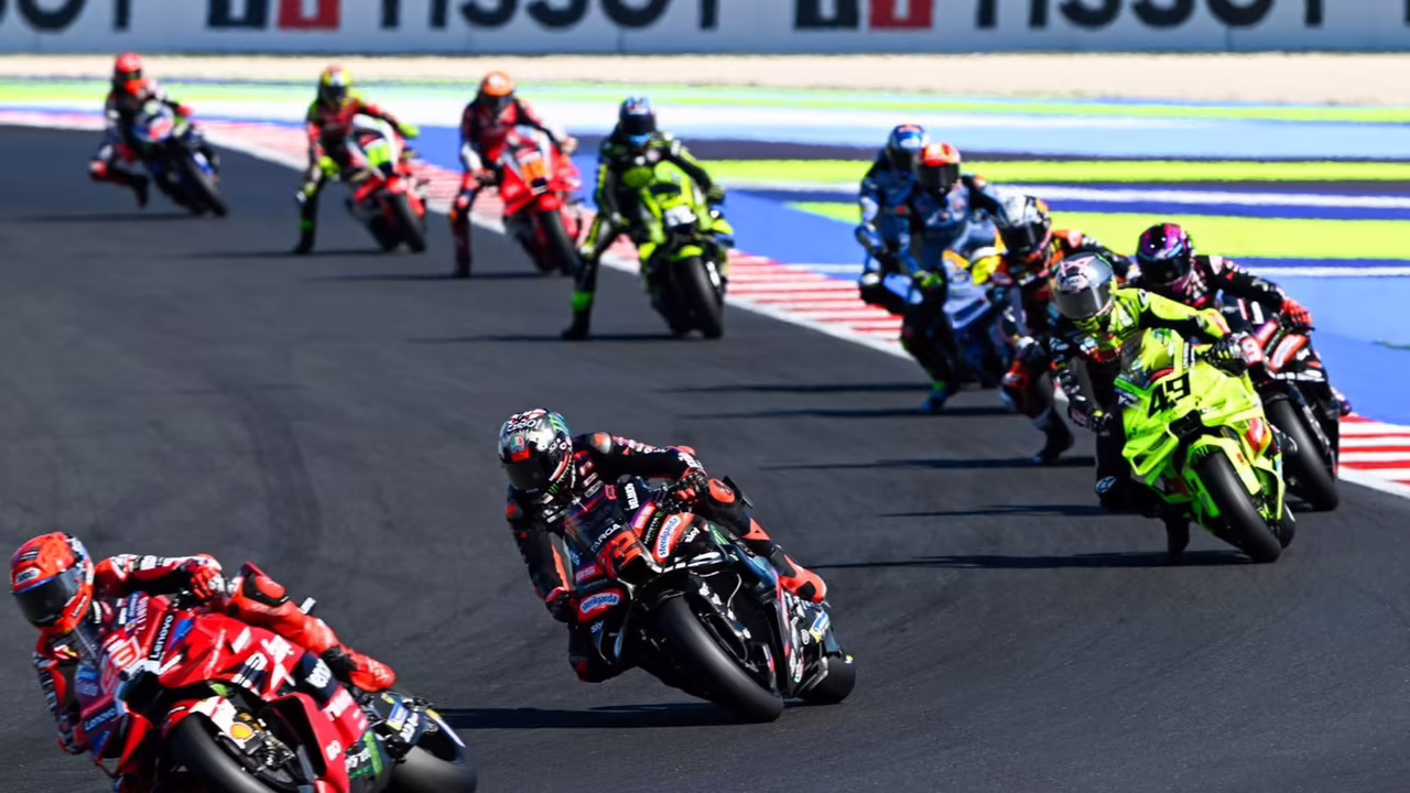 Марк Маркес опережает Марко Беццекки в спринте Мизано, MotoGP 2026