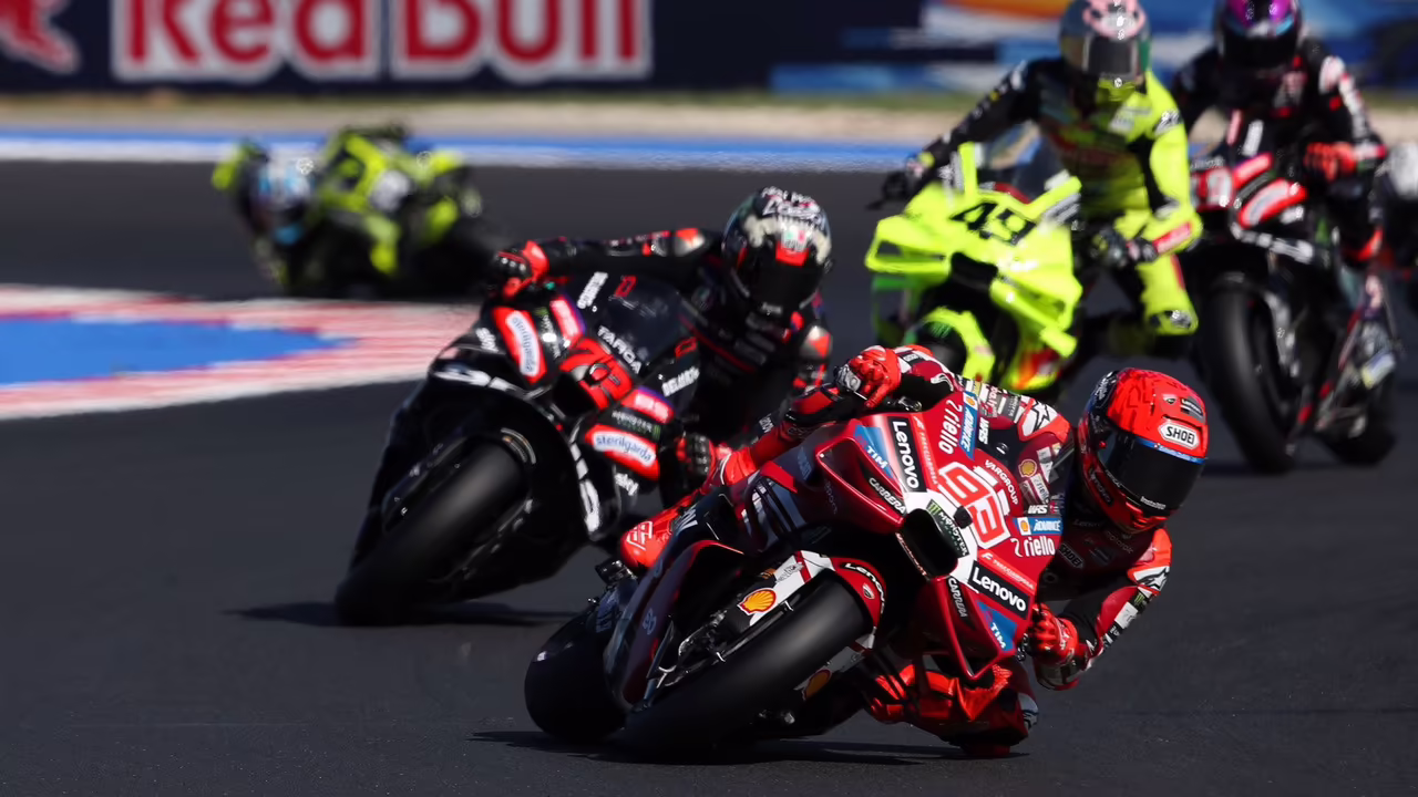 Марк Маркес ведёт спринтерскую гонку MotoGP в Мизано