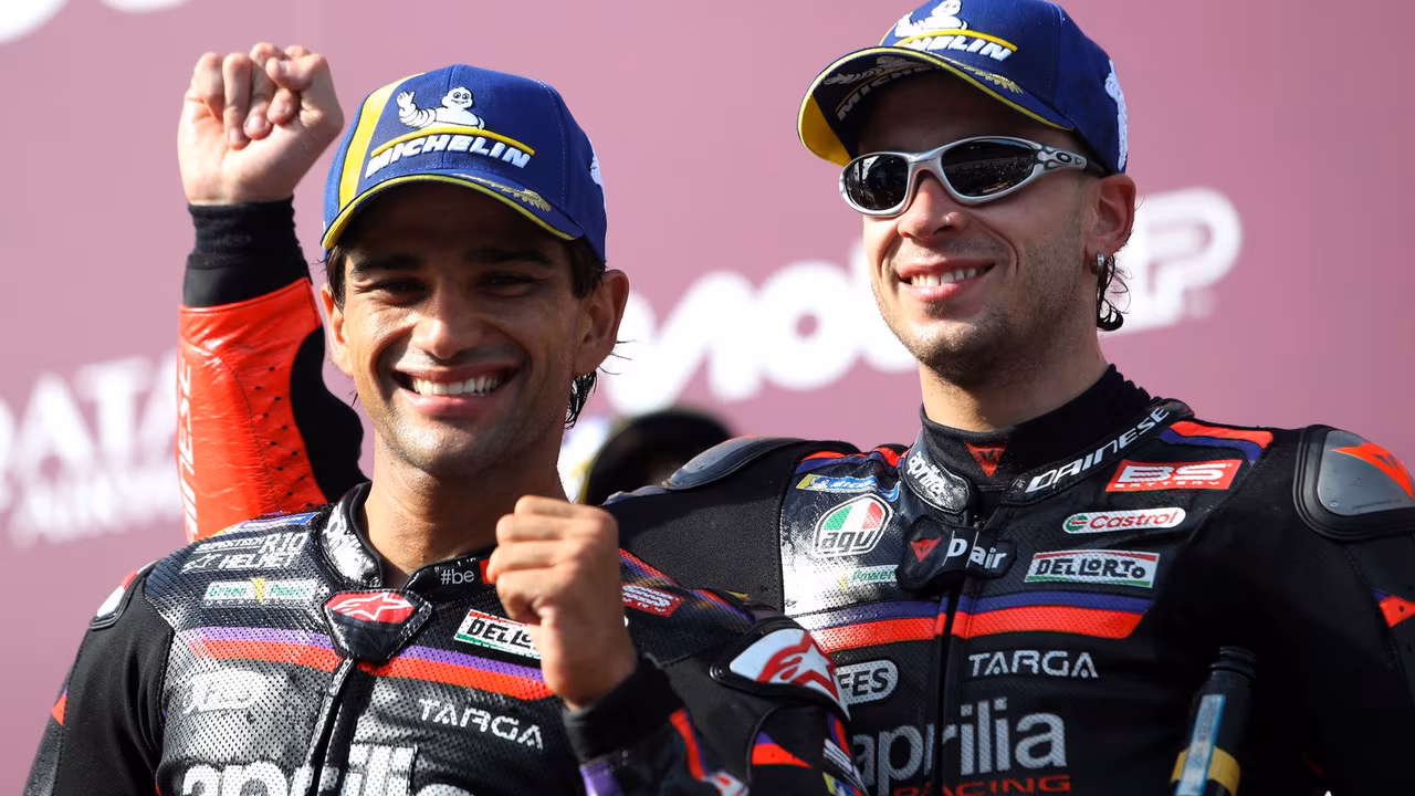 Гонщики Aprilia Хорхе Мартин и Марко Беццекки борются за чемпионство MotoGP