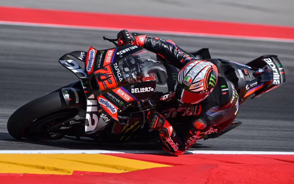Марко Безекки на Aprilia в субботней практике MotoGP на трассе Моторленд Арагон