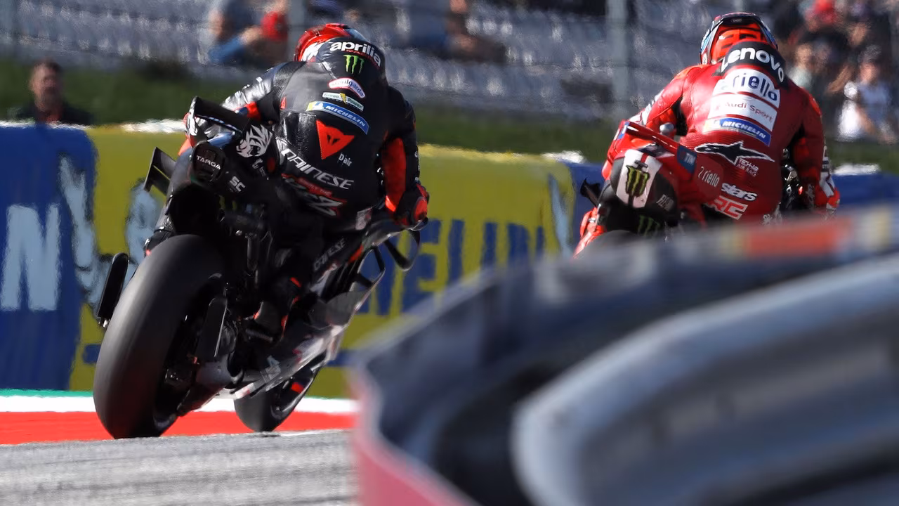 Педро Акоста на KTM RC16 во время Гран-при Австрии MotoGP