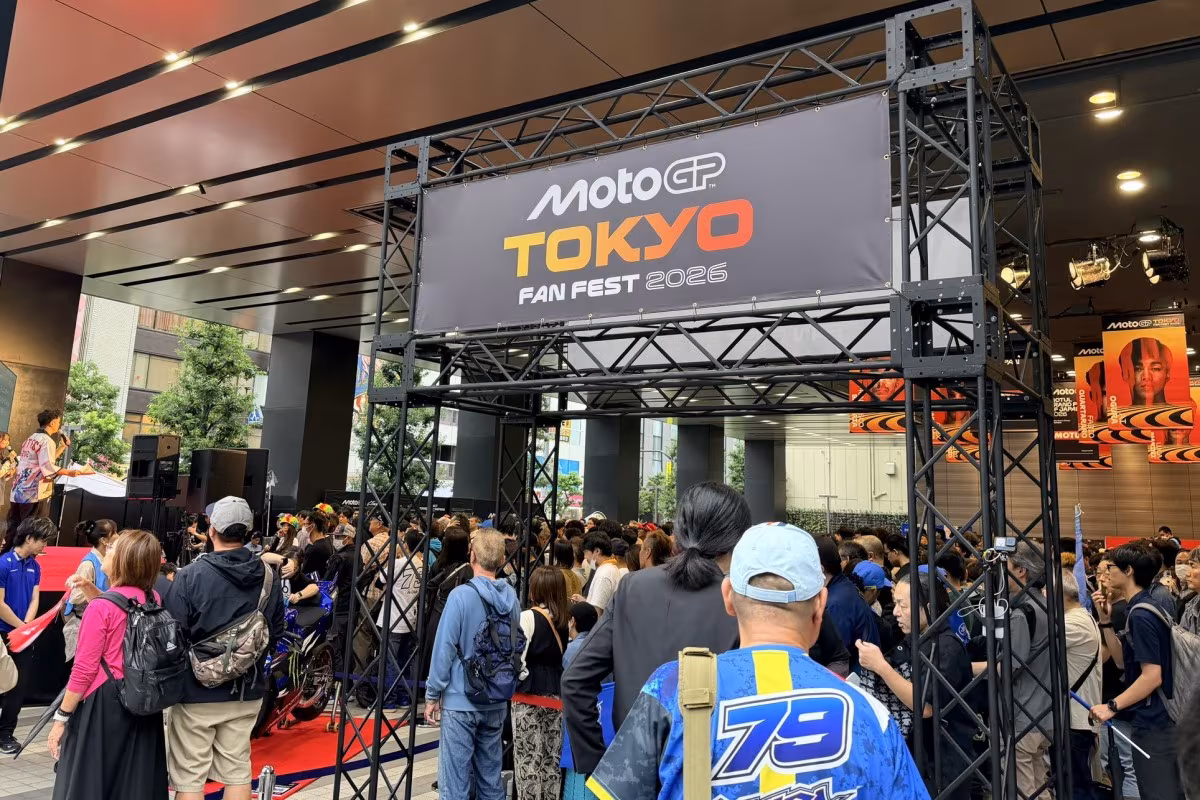 Гонщики MotoGP встречаются с болельщиками на фестивале в Акихабаре перед Гран-при Японии