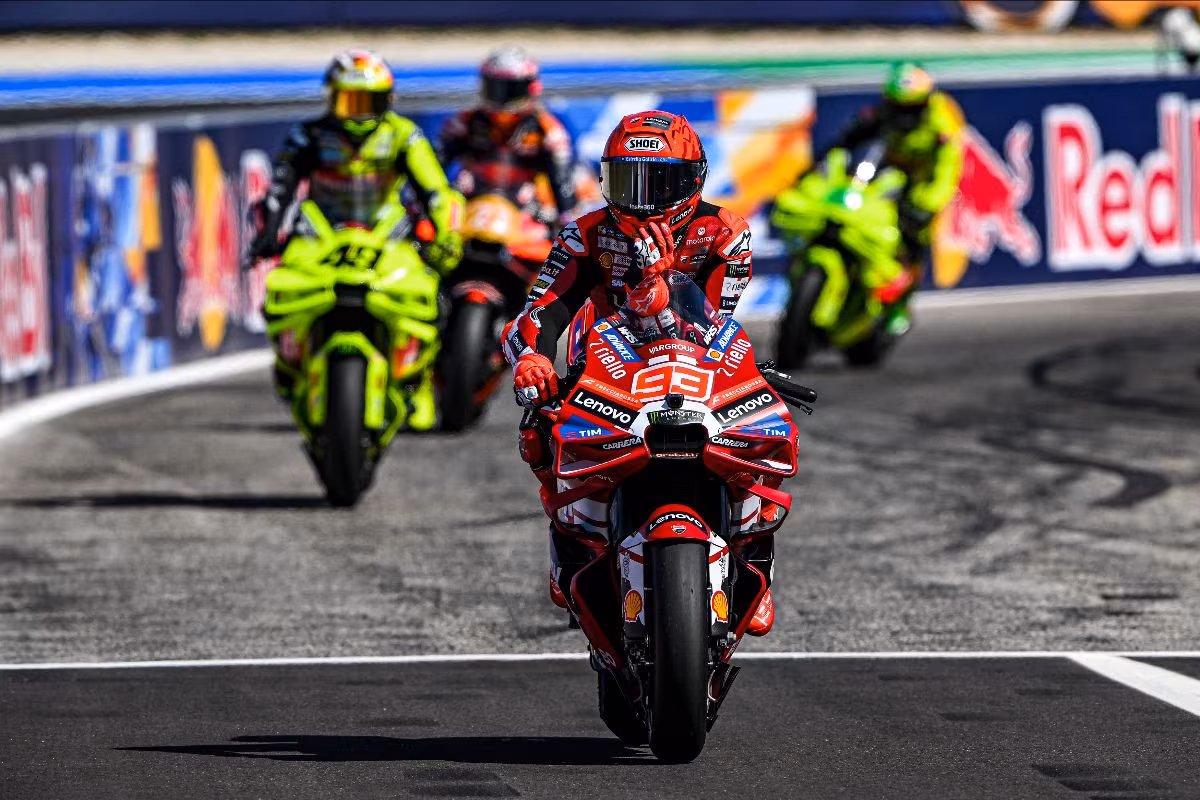 Гоночный мотоцикл MotoGP на стартовой решётке
