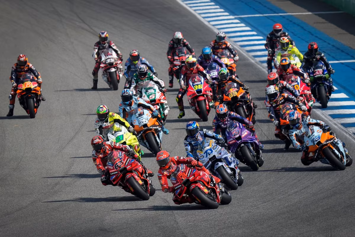Гонщик MotoGP проходит квалификационную сессию перед спринтом и Гран-при