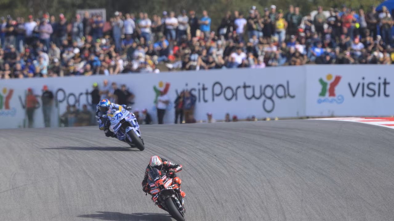 Николо Булега на мотоцикле Ducati Corse во время Гран-при Португалии MotoGP 2025 года