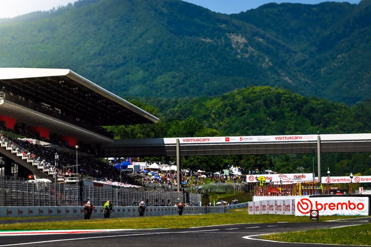 Гонщики MotoGP проходят поворот трассы Муджелло во время Гран-при Италии