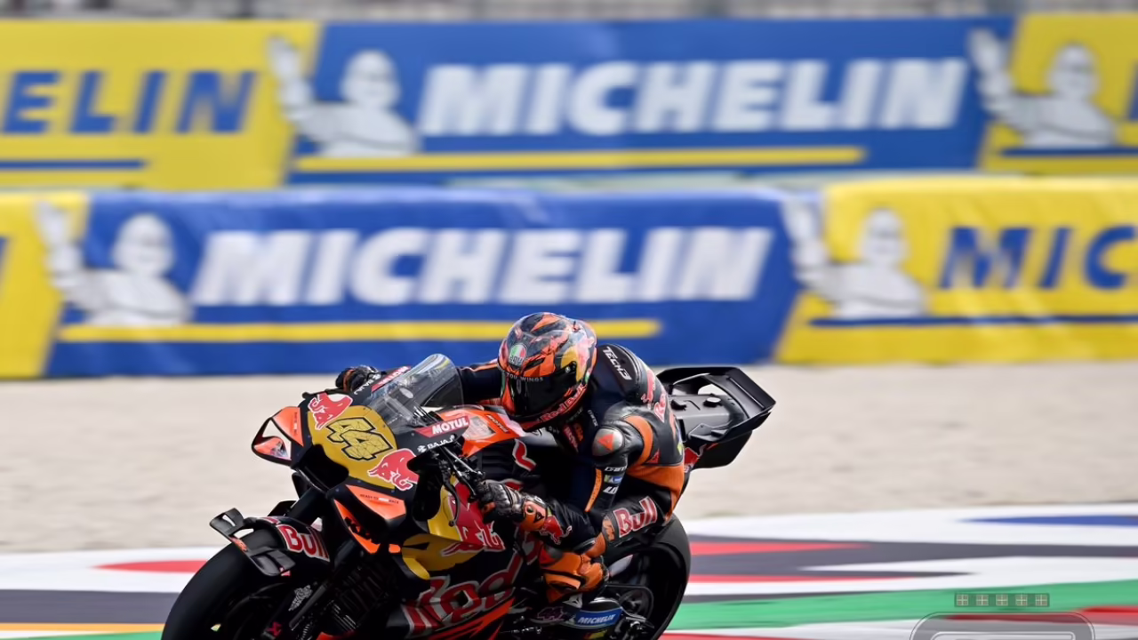 Пол Эспаргаро на мотоцикле Tech3 KTM во время этапа MotoGP
