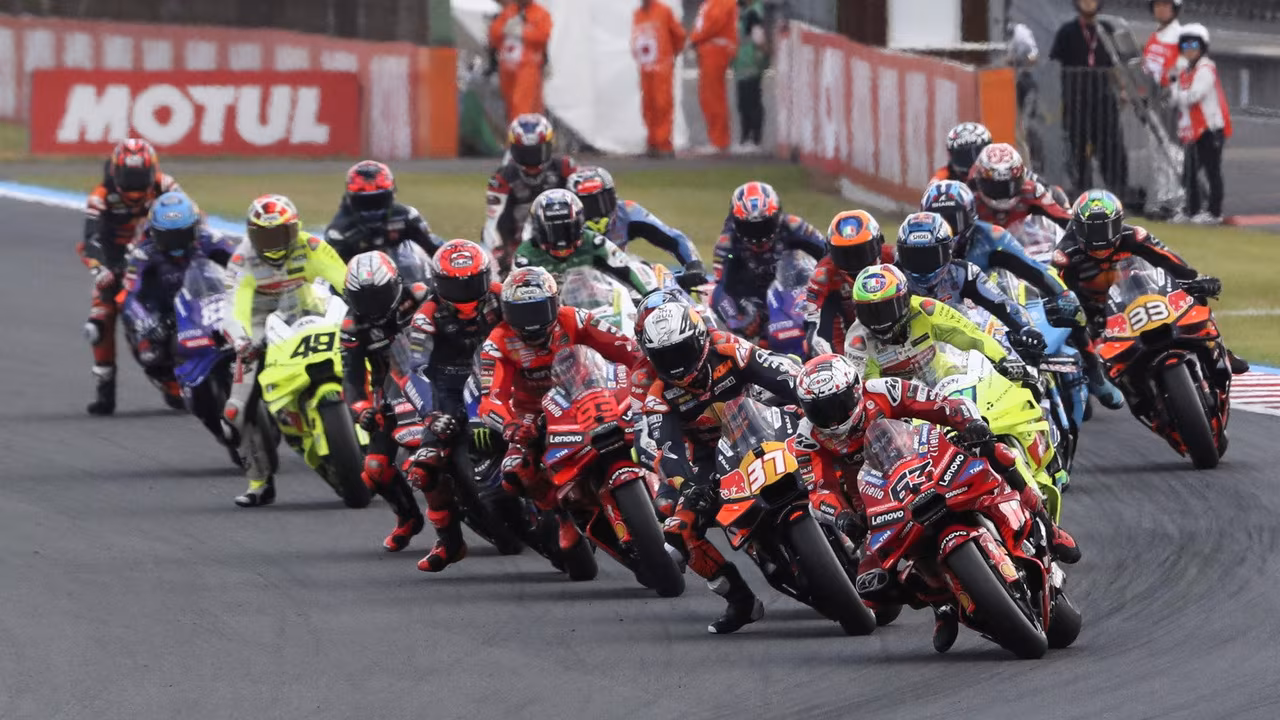 Марк Маркес празднует победу в чемпионате MotoGP 2025 года на трассе Мотэги
