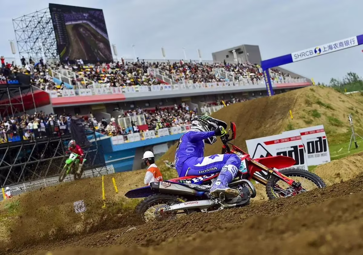 Джеффри Херлингс на Honda HRC Petronas ведёт гонку MXGP в Шанхае