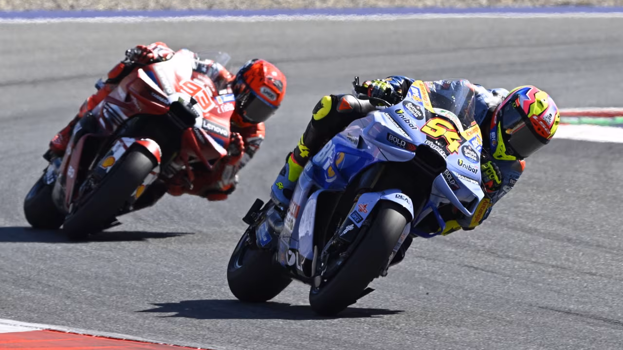 Фермин Альдегер опережает Марка Маркеса на Гран-при Австрии MotoGP 2026