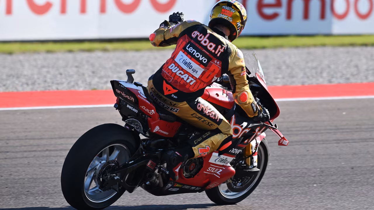 Николо Булега на Ducati Panigale V4 R после финиша гонки WorldSBK в Кремоне