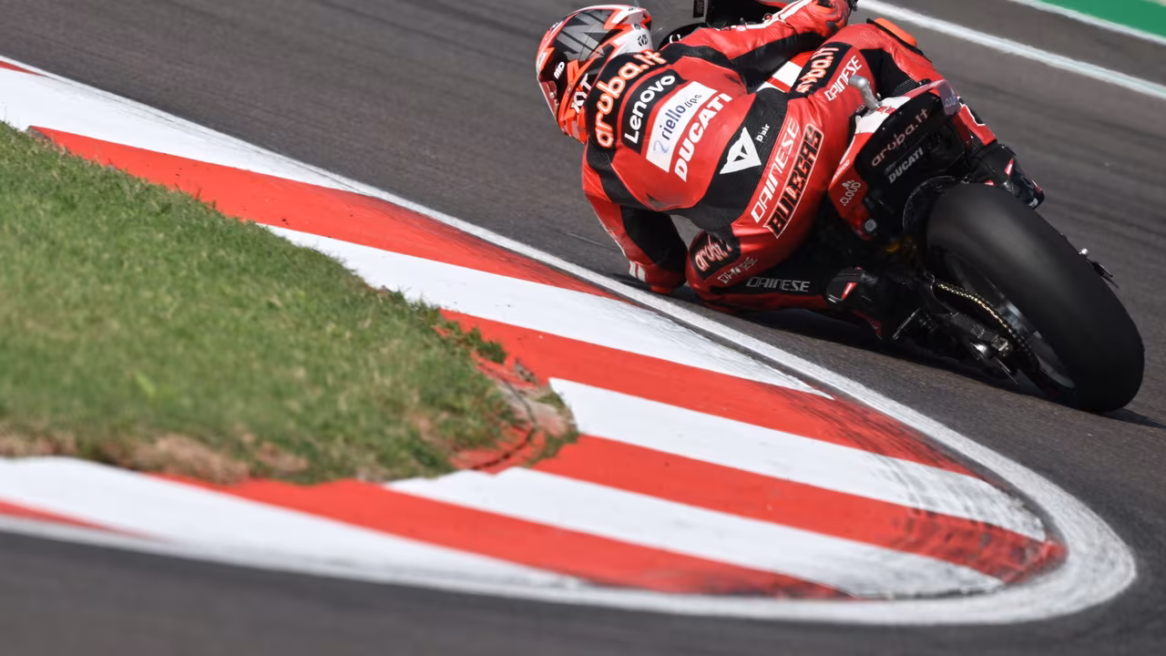 Николо Булега на Ducati во время этапа WorldSBK в Кремоне