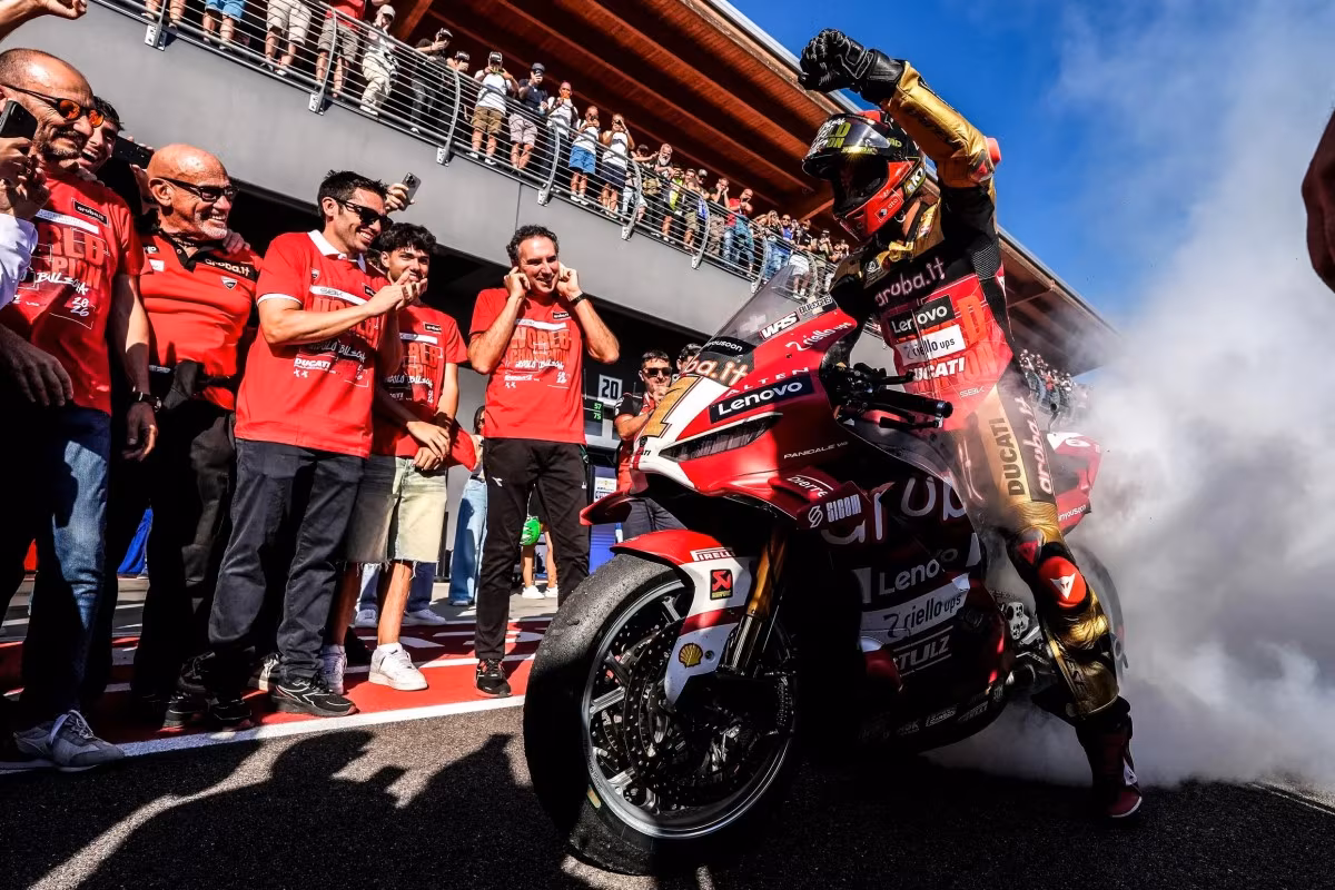 Николо Булега празднует чемпионство World Superbike 2026 на Ducati