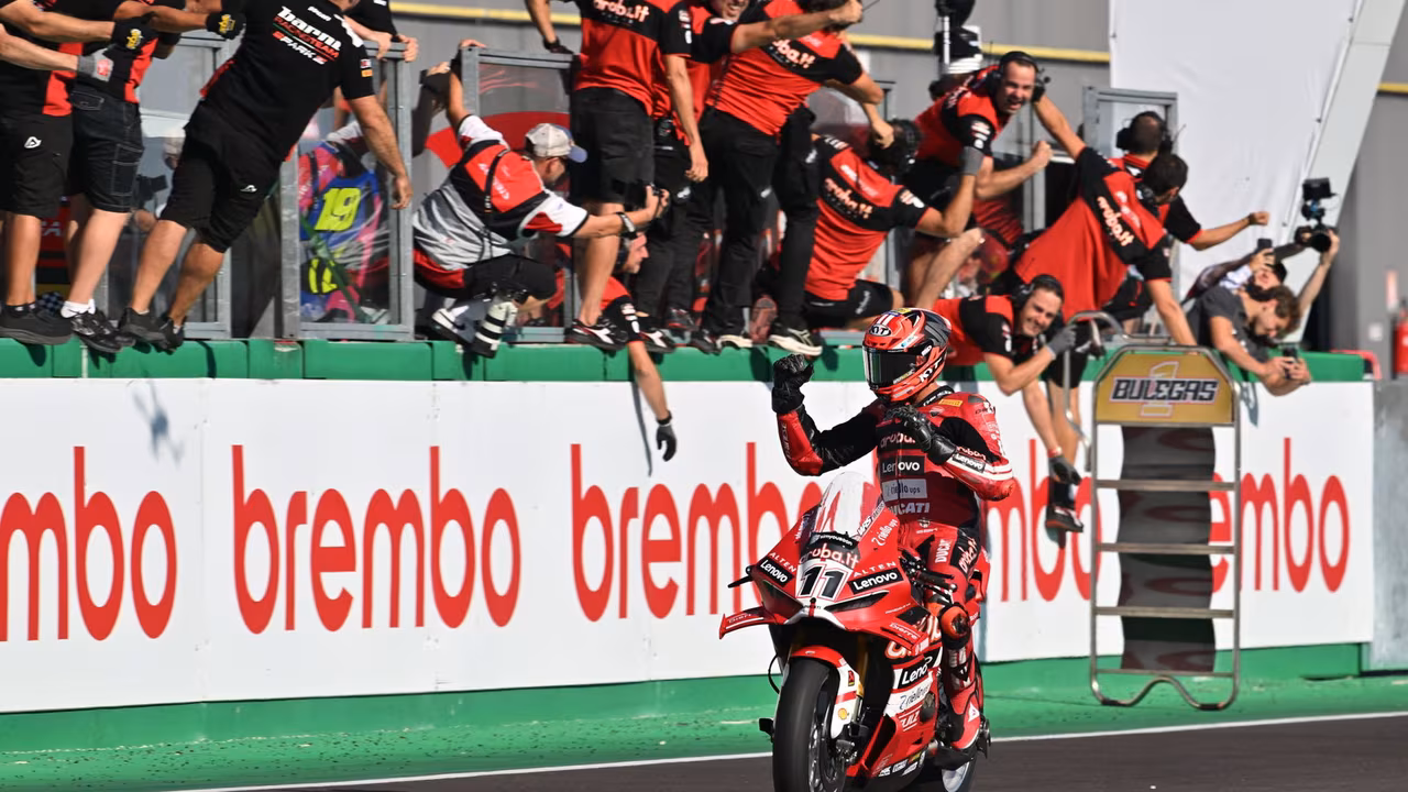 Ducati Panigale V4 R на подиуме чемпионата WorldSBK в Кремоне