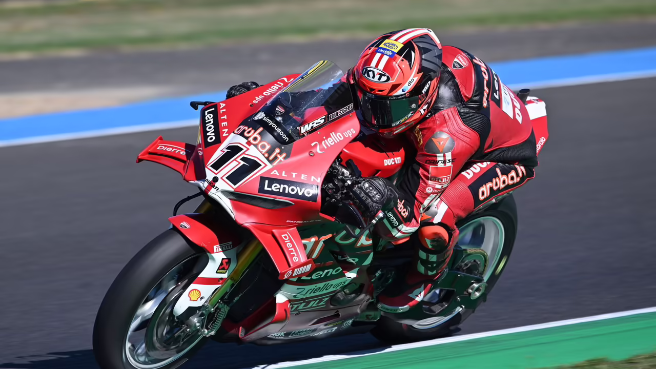 Николо Булега на Ducati Panigale V4 R в квалификации французского этапа WorldSBK на трассе Маньи-Кур