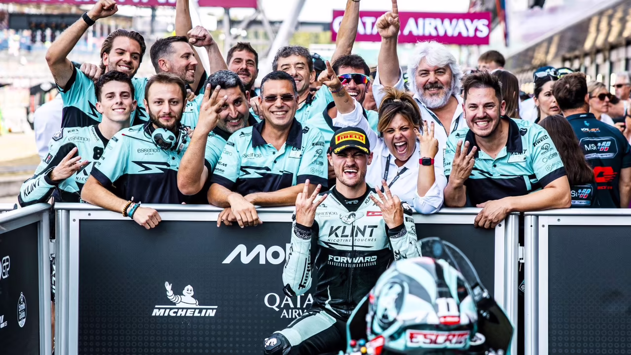Алекс Эскриг на Forward празднует третий подиум в гонке Moto2 в Сильверстоуне