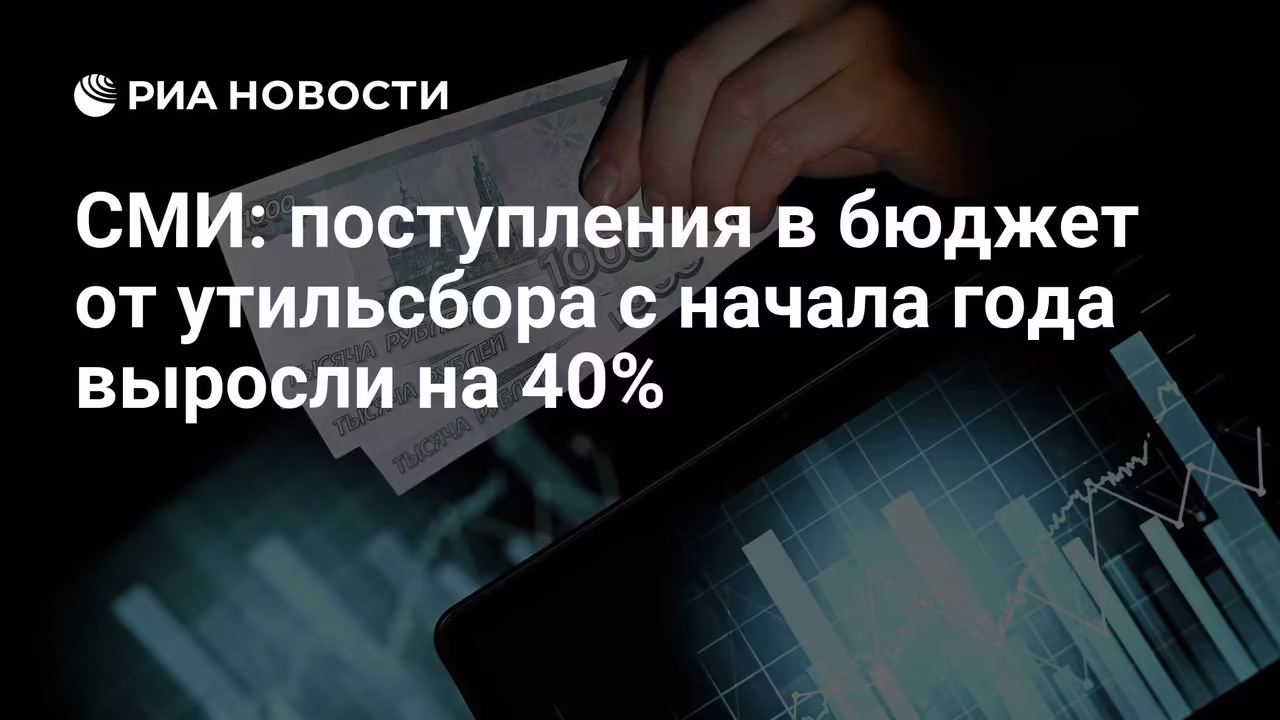Рубли и банковские карты на стопке денежных купюр