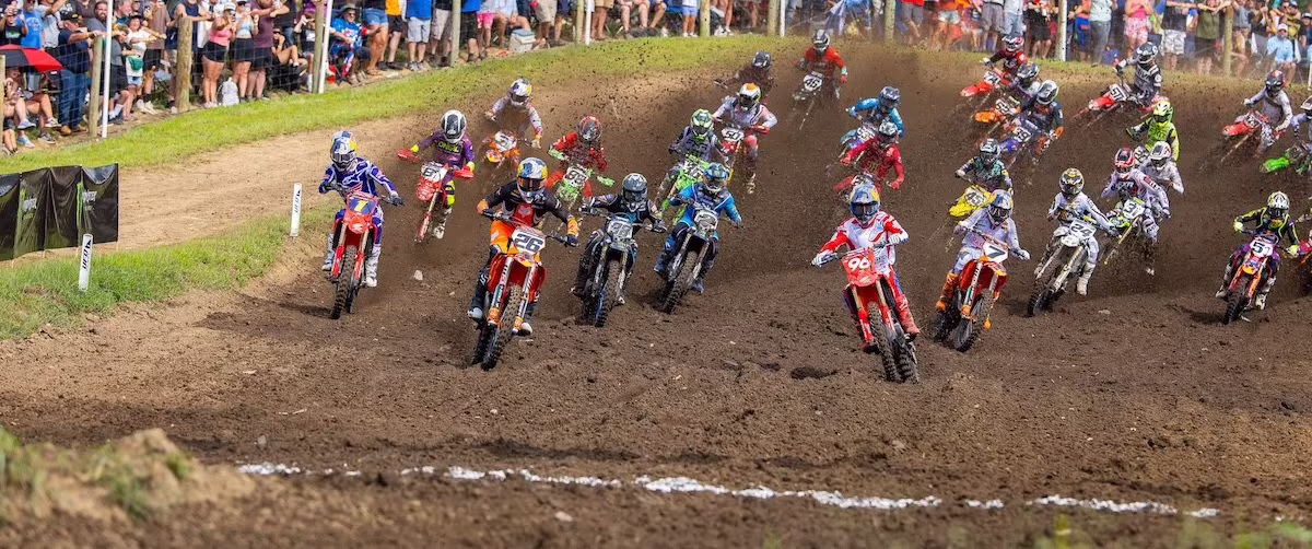 Хантер Лоуренс на трассе Ironman Raceway в Кроуфордсвилле, где он завоевал титул Pro Motocross 2025 в классе 450