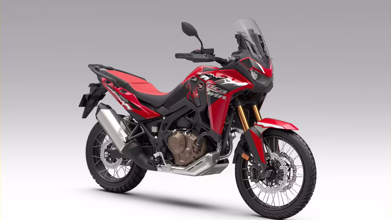 Мотоцикл KTM 890 Adventure R Rally в движении по бездорожью