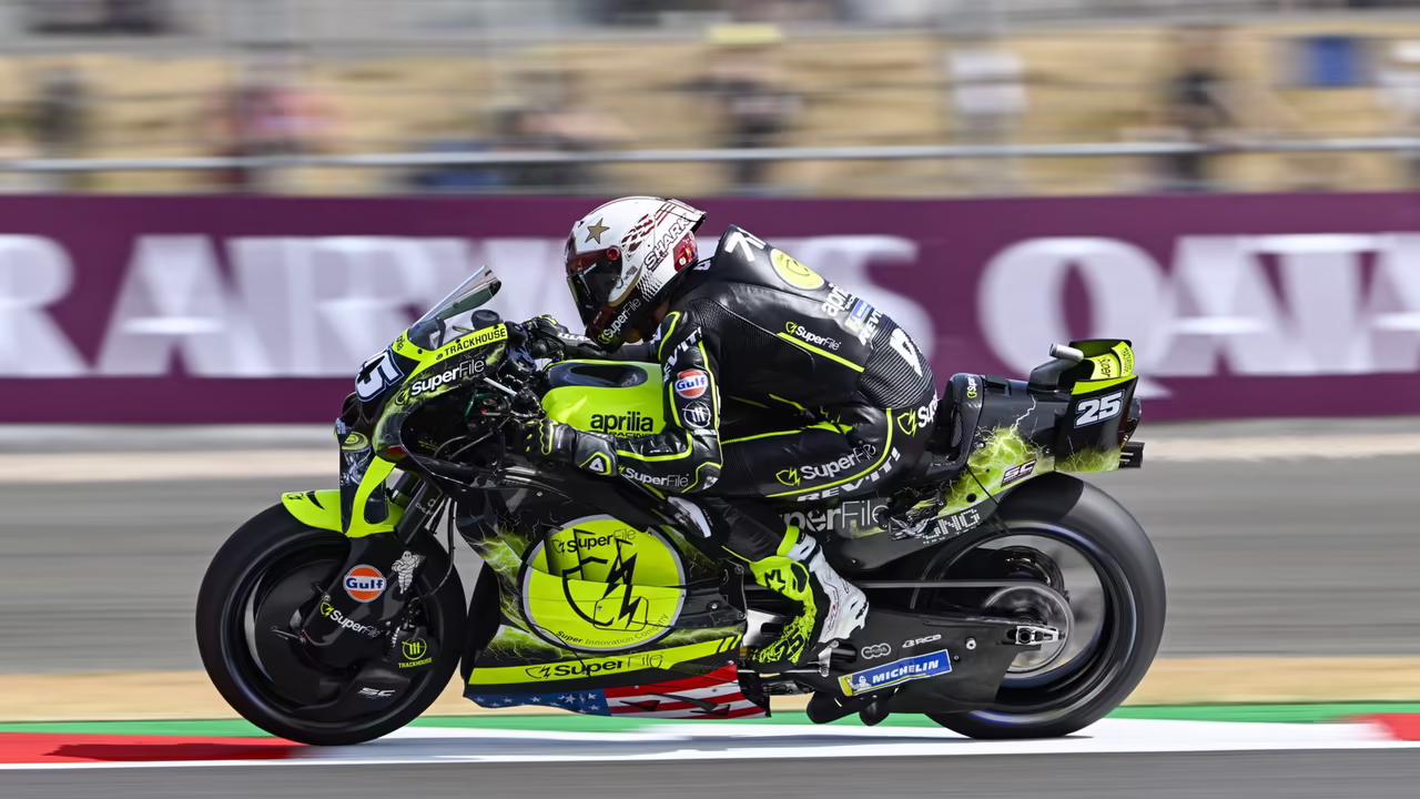 Рауль Фернандес на Trackhouse Aprilia в спринте Гран-при Великобритании 2026 года, до аварии в четвёртом повороте