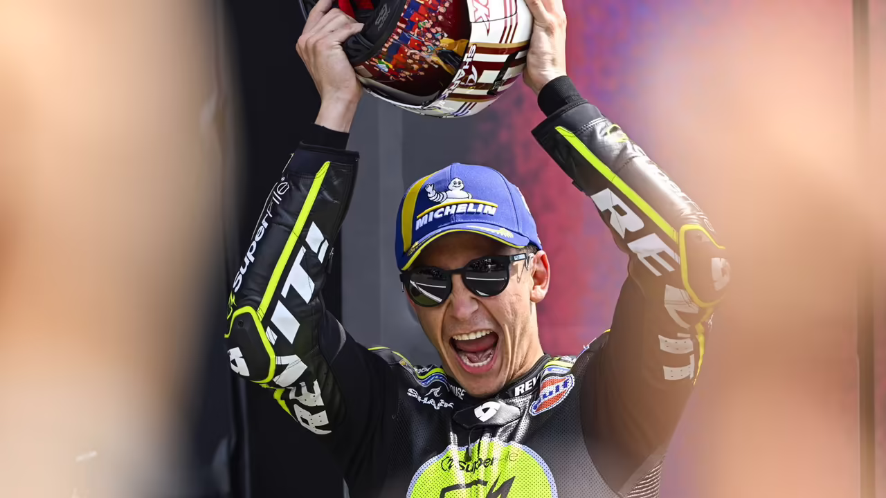 Рауль Фернандес на Trackhouse Aprilia празднует победу в британском MotoGP