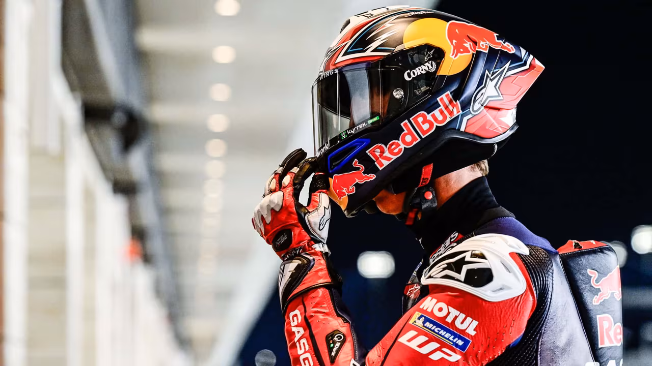 Мотоцикл KTM Red Bull на стартовой решётке MotoGP