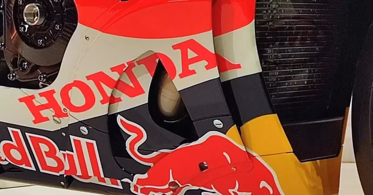 Гоночный мотоцикл Honda MotoGP с логотипом Red Bull на обтекателе