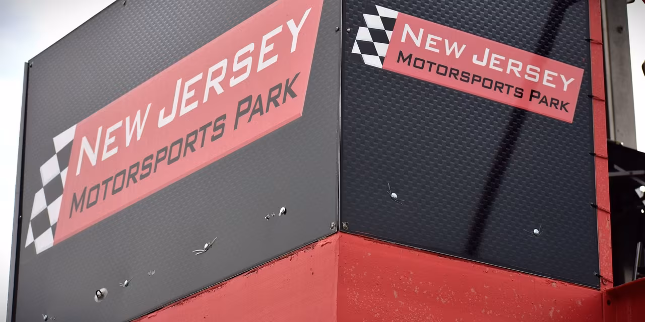 Гонщики Supersport на старте второй гонки MotoAmerica на NJMP