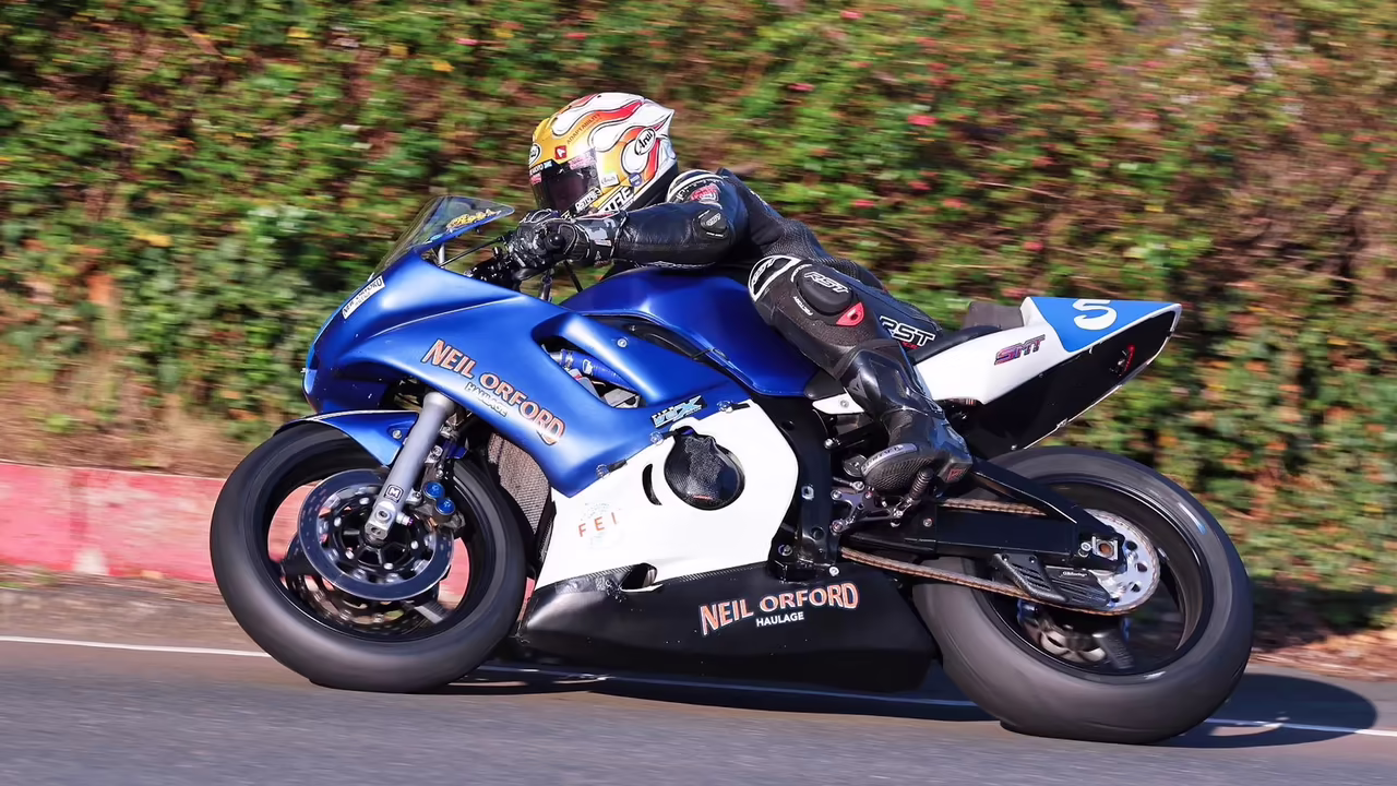 Роб Ходсон на Yamaha выигрывает первую в истории гонку Junior 600 Classic TT