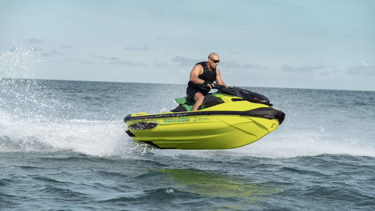 Гидроцикл Sea-Doo RXP-X Senna 350 в жёлто-зелёной раскраске, посвящённой Айртону Сенне