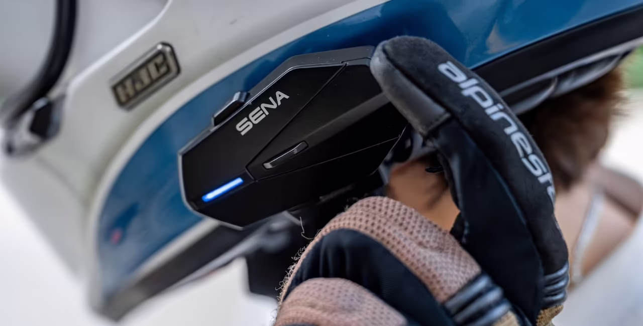 Гарнитура Sena Apex на шлеме, вид сбоку - тонкий корпус с поворотным регулятором
