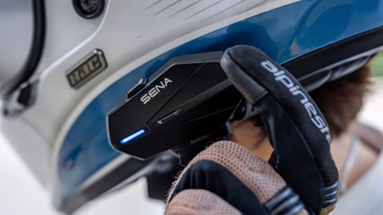 Гарнитура Sena Apex со сменным аккумулятором на мотоциклетном шлеме