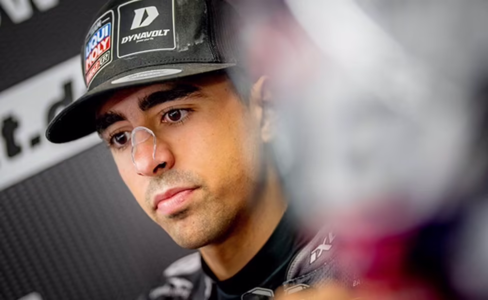 Гонщик Moto2 Сенна Аджиус в гоночном комбинезоне