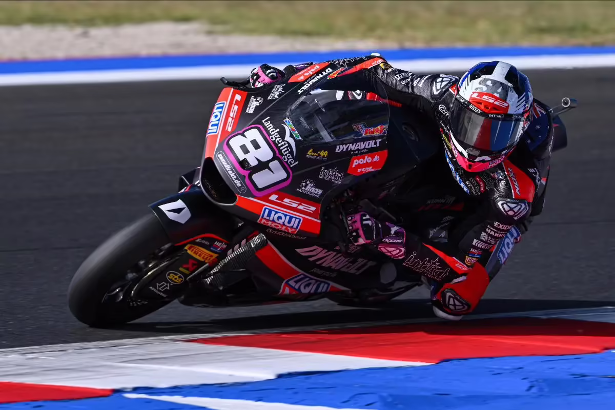 Сенна Эйджиус на мотоцикле Liqui Moly Dynavolt Intact GP празднует поул Moto2 в Мизано