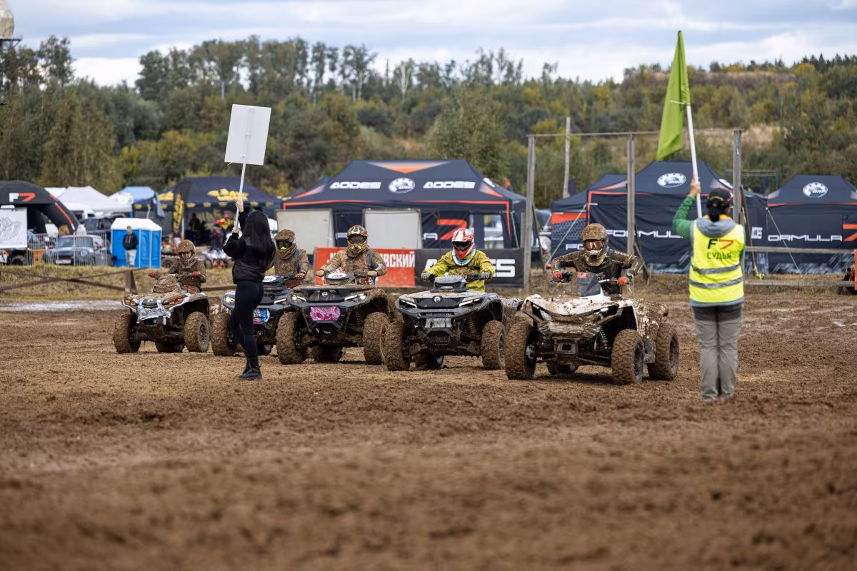 Sharmax Force 1100 преодолевает грязевую трассу на соревнованиях F7 Challenge