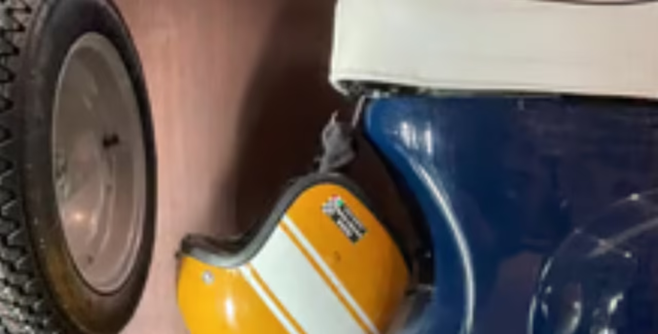 Багажный крюк SIP из нержавеющей стали, установленный на Vespa Smallframe