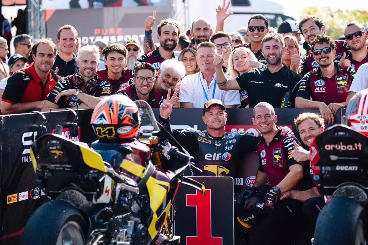 Николо Булега на Ducati Panigale V4 лидирует в первой гонке WorldSBK в Маньи-Куре