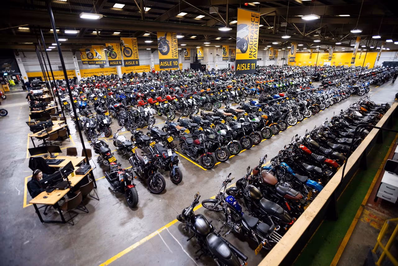 Ряды подержанных мотоциклов на площадке Superbike Factory