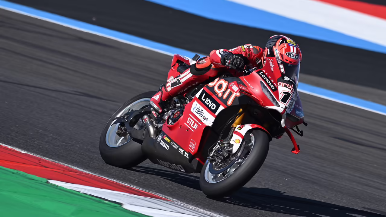 Николо Булега на Ducati в практике французского этапа WorldSBK в Маньи-Куре